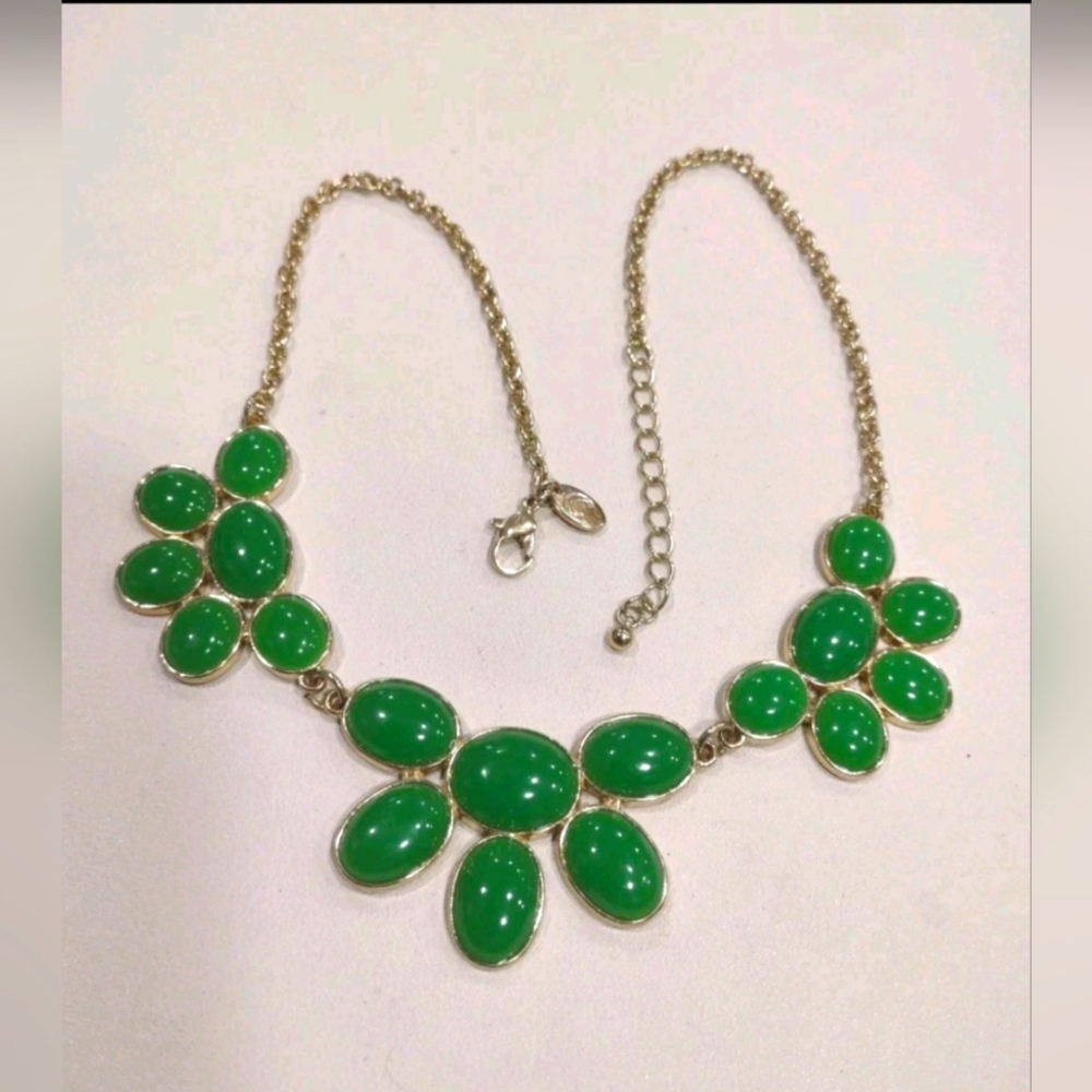 Charming Charlies  GT Green Acrylic Stone Statement Bib Necklace, 19" EUC